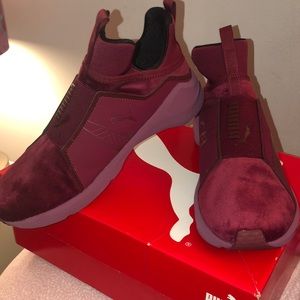 Red velvet Pumas